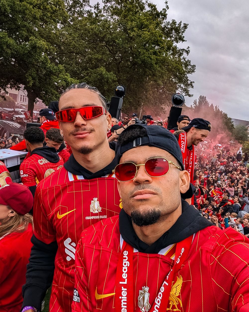 Darwin Núñez y Luis Díaz en pleno festejo del desfile de los campeones con Liverpool de la Premier League Darwin Núñez y Luis Díaz en pleno festejo del desfile de los campeones con Liverpool de la Premier League