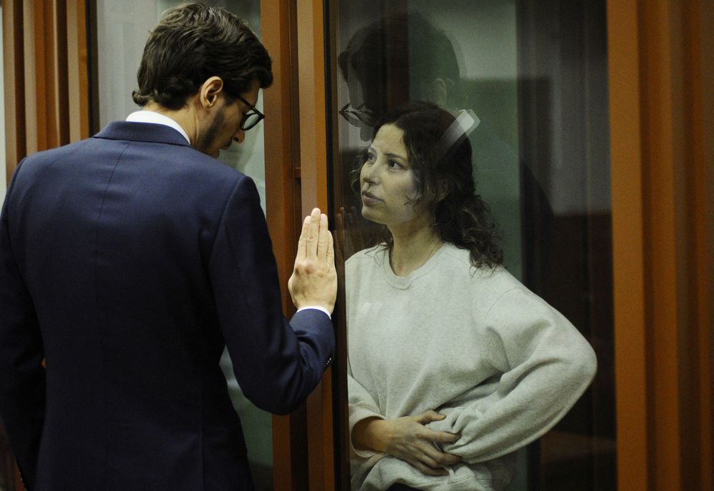 Ksenia Karelina conversa con su abogado Mikhail Mushailov.