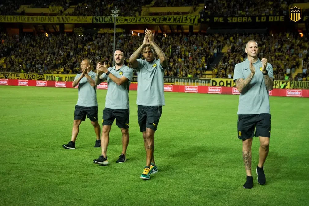 Léo Coelho, Sebastián Rodríguez, Carlos Sánchez y Abel Hernández en el Campeón del Siglo