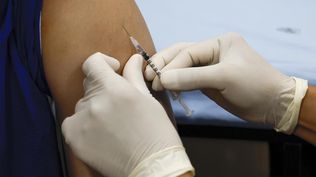 Una pesona recibe la vacuna contra la mpox. EFE