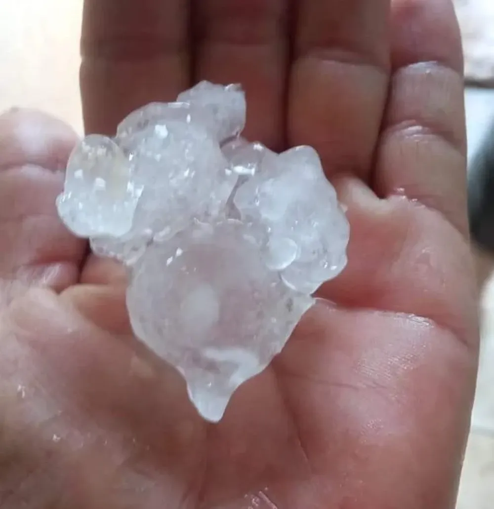 Una muestra del granizo que cayó en Rocha