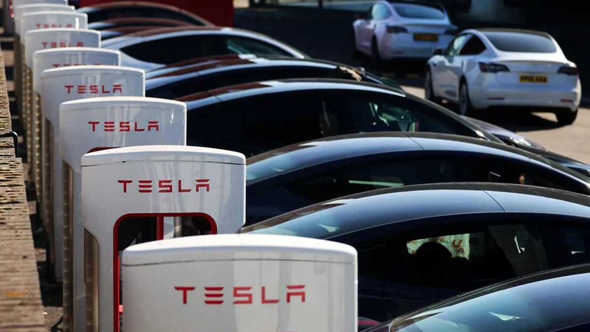 Caen a la mitad las ventas de coches Tesla en la UE por el avance de ...