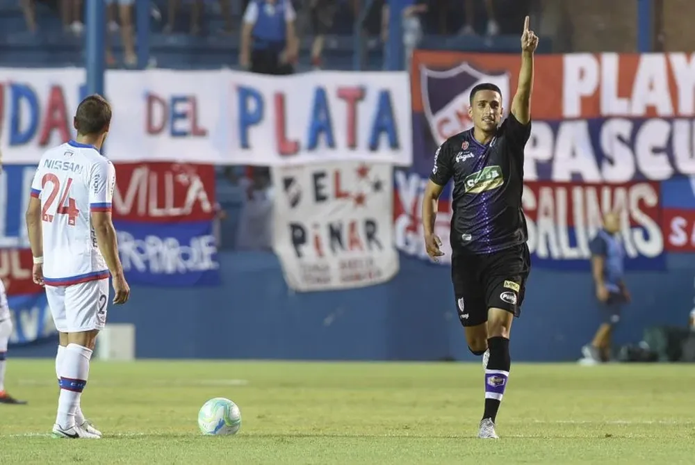 Rodrigo Abasacal celebra su gol en el Parque Central