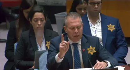 “Mi equipo y yo llevaremos estrellas amarillas hasta que despierten y condenen las atrocidades de Hamás”, dijo el embajador israelí ante la ONU Gilad Erdan.