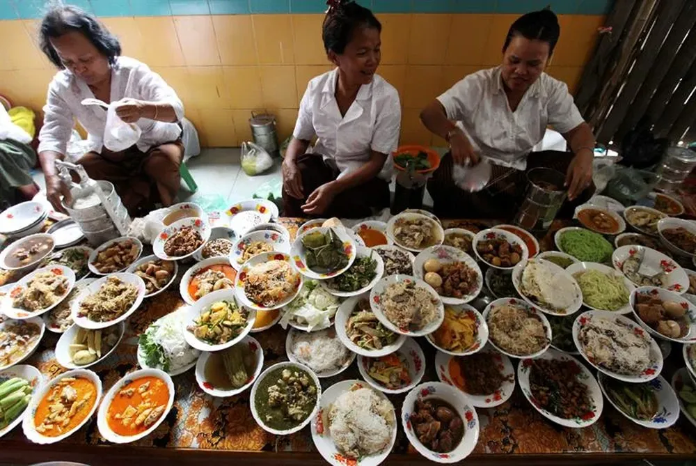 Camboya- Mujeres preparan comida para los monjes budistas durante el Día de los Muertos en una pagoda