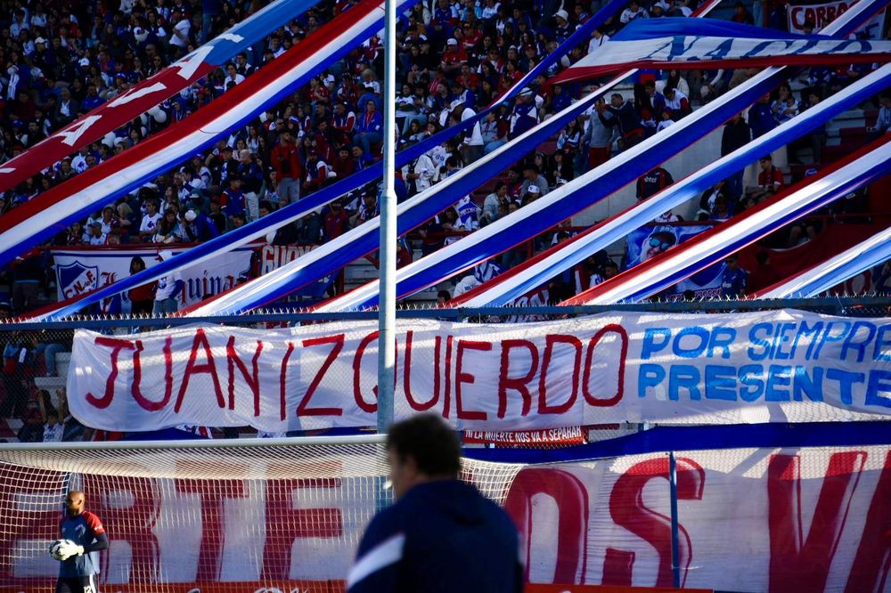 Pancarta de la hinchada de Nacional para Juan izquierdo