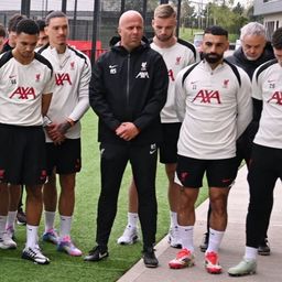 Darwin Núñez junto a su técnico en Liverpool, Arne Slot, y otros compañeros como Mohamed Salah recordando a los 97 hinchas muertos en Hillsborough