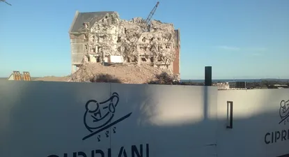 La demolición del hotel San Rafael en Punta del Este en abril de 2019.