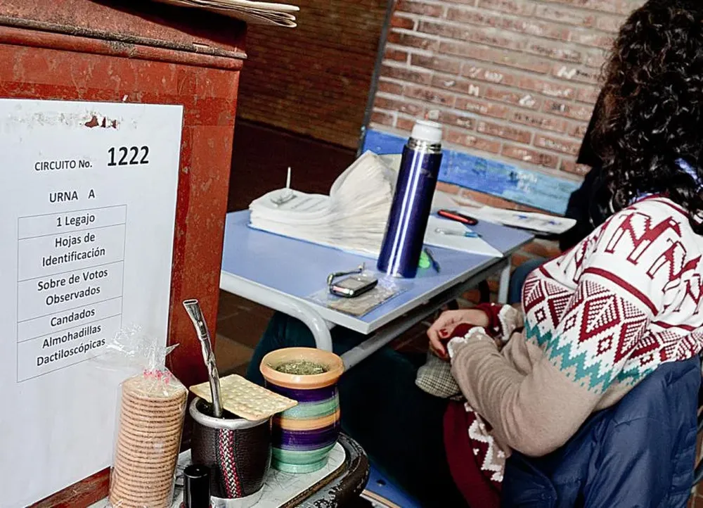 Mesa electoral durante la votación para la convocatoria a plebiscito por Aborto