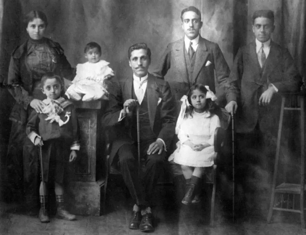 La familia Saba Chahuán, en fotografía tomada a principios del siglo XX, del Centro de Estudios Árabes de la Universidad de Chile.