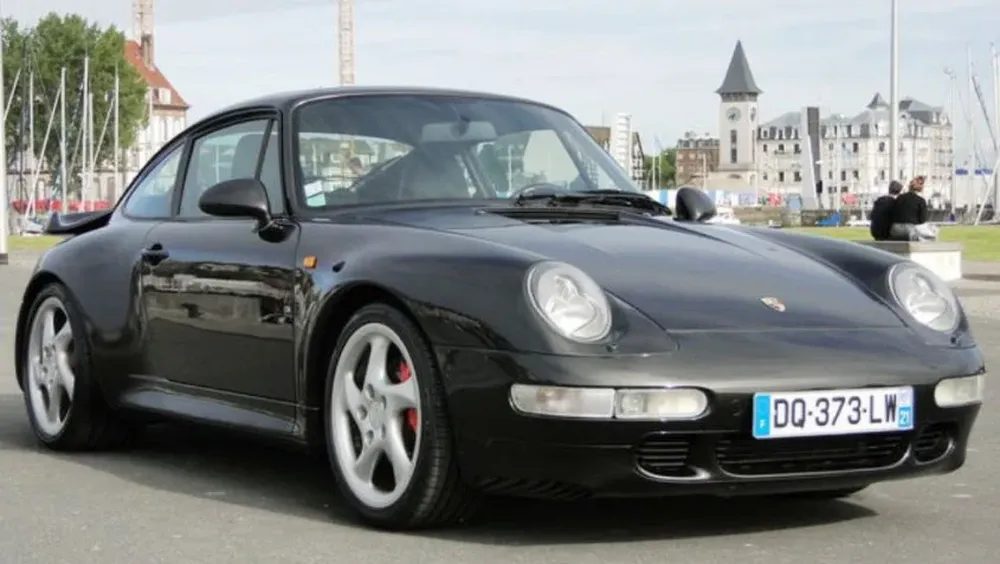 Un automóvil Porsche 993 Turbo del año 1997, valuando en entre € 180.000 y € 234.000