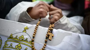 Vaticano- Una monja reza el rosario mientras feligreses celebran la elección del papa Francisco I