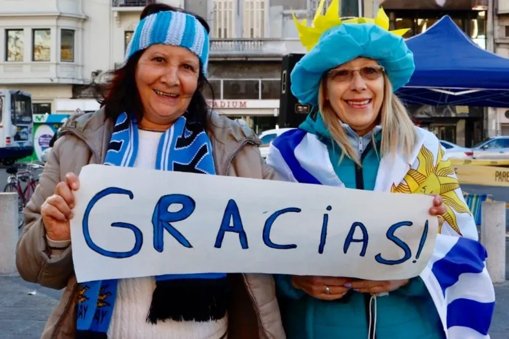 Hinchas de Uruguay en la explanada de la IM