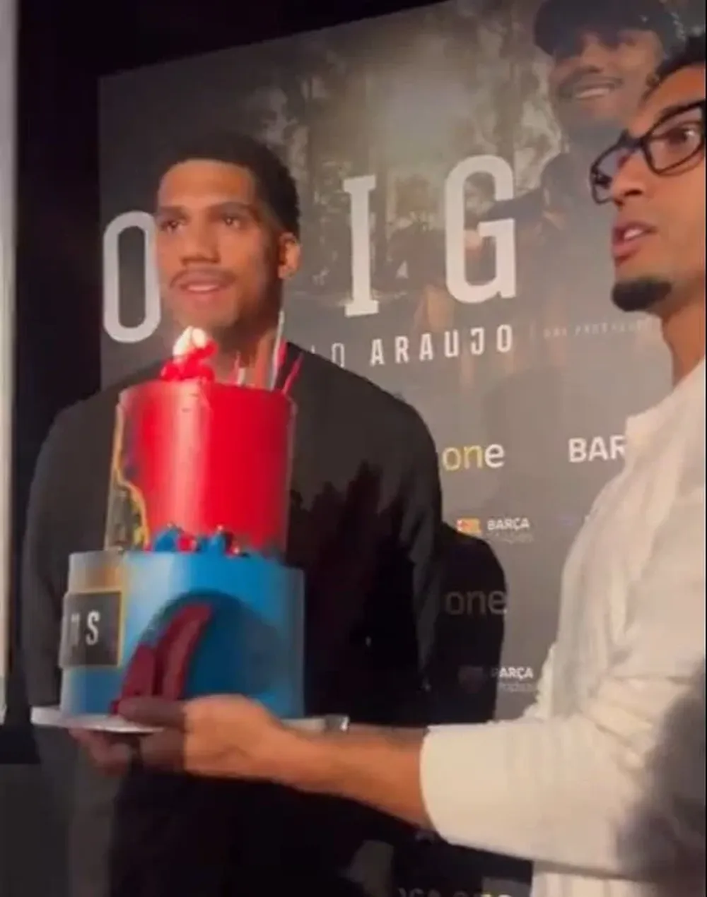 La torta que Raphinha le llevó a Araujo