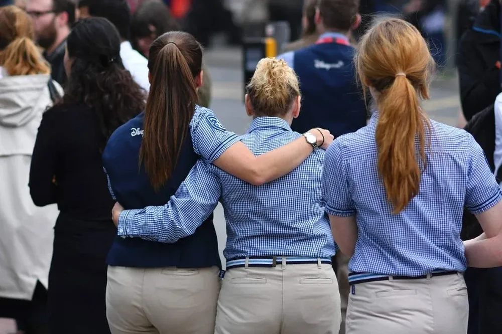 Personal desalojado de un shopping de Manchester, tras el atentado.