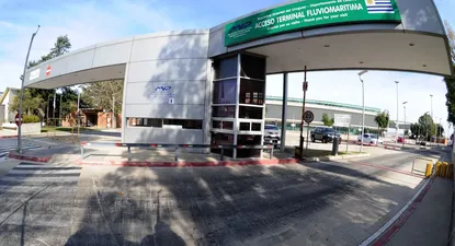 El acceso al puerto de Colonia