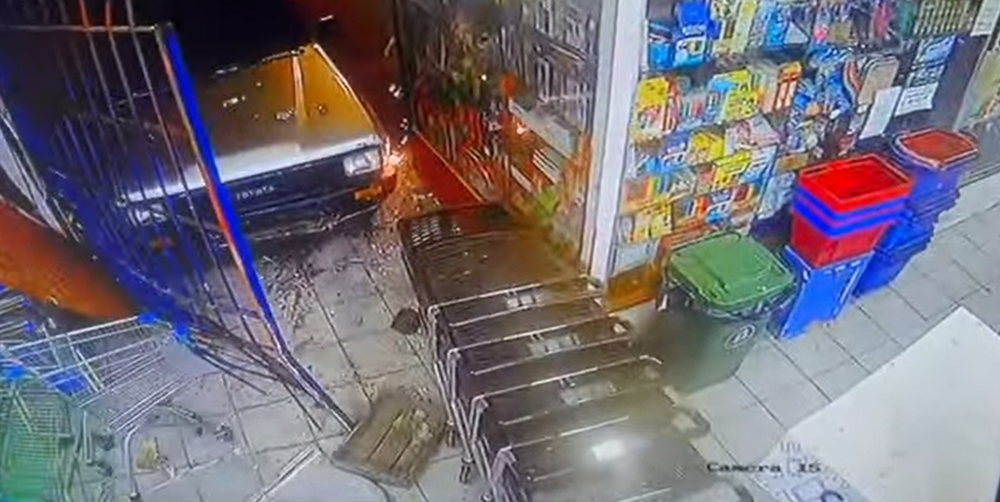 En el video del comercio se ve el momento en el qie la camioneta choca contra la reja y la abre