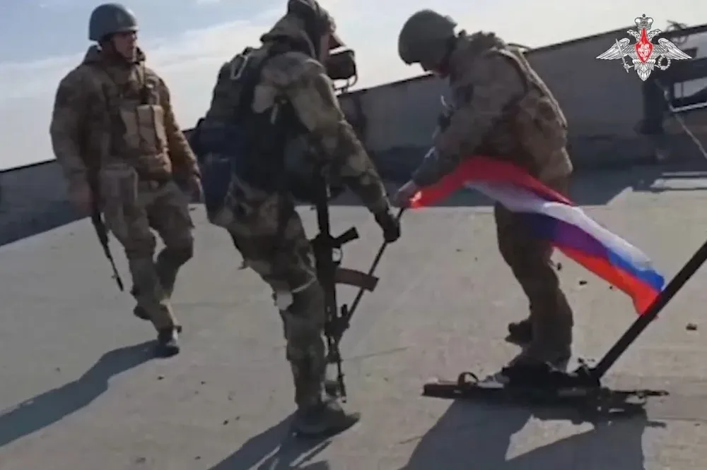 Una captura de video muestra a un grupo de soldados rusos colocando una bandera de la Federación Rusa en la azotea de una fábrica en Avdiivka.