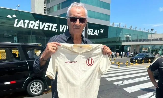 Jorge Fossati con la camiseta de Universitario