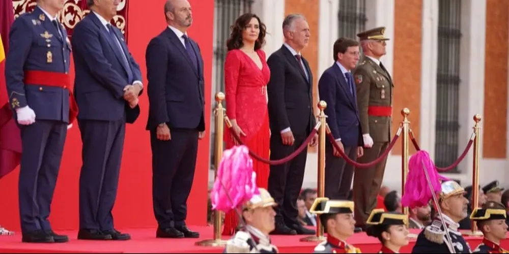 sabel Díaz Ayuso, ha participado hoy en la Puerta del Sol en el tradicional acto cívico-militar que homenajea a los Héroes del 2 de Mayo de 1808.