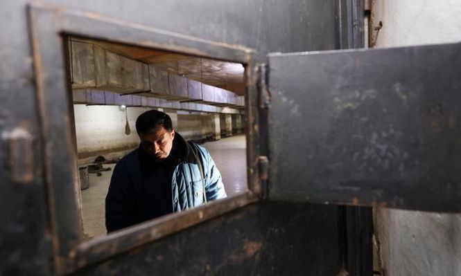 Bassem Fayez Mowat, un expreso, mira el interior de la famosa prisión subterránea Branch 215 que fue dirigida por la inteligencia militar siria en Damasco.