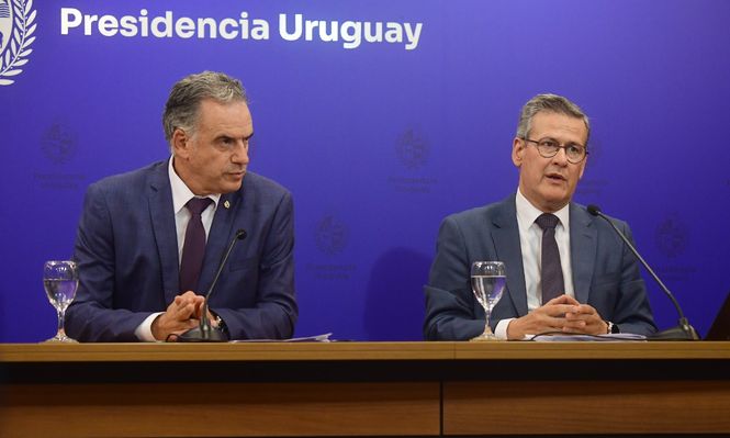 Yamandú Orsi y Jorge Díaz en conferencia de prensa en Torre Ejecutiva el 13 de febrero de 2026 para anunciar la rescisión del contrato con Cardama