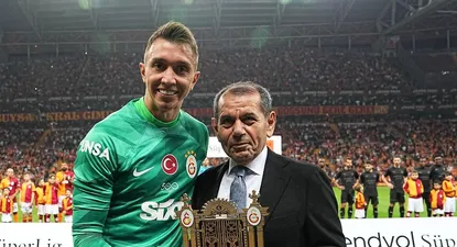 Fernando Muslera recibe un recuerdo especial de manos de Dursun Aydın Özbek, presidente de Galatasaray, por sus 500 partidos en el club