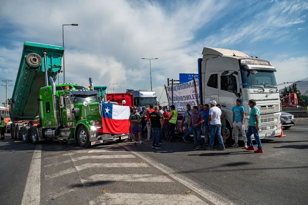 Camioneros chilenos bloquean parcialmente una ruta