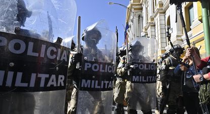 Militares hacen presencia con tanques frente a la sede del Gobierno de Bolivia