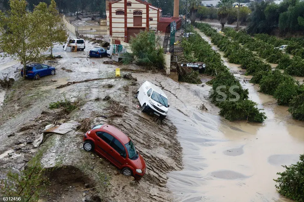 Vehículos destrozados por el paso de la DANA por Málaga. EUROPA PRESS
