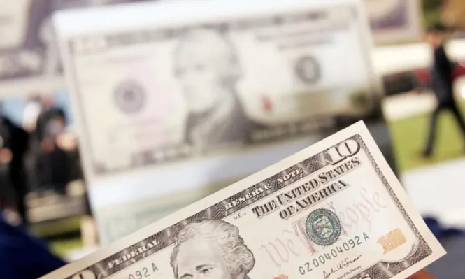 Leve baja del dólar