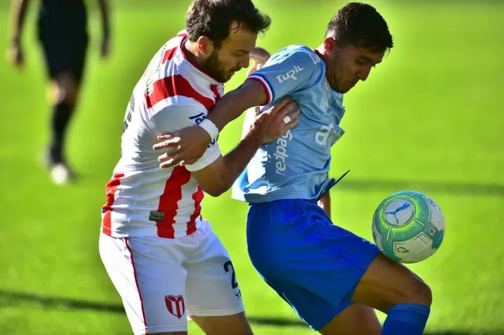 Kevin Ramírez marcado por Claudio Herrera en River-Nacional en el Saroldi