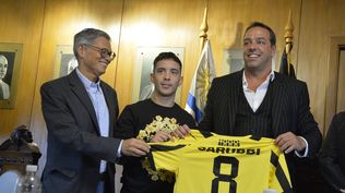 Leonardo Fernández renovó contrato con Peñarol y en la foto aparecen Ignacio Ruglio y Eduardo Zaidensztat