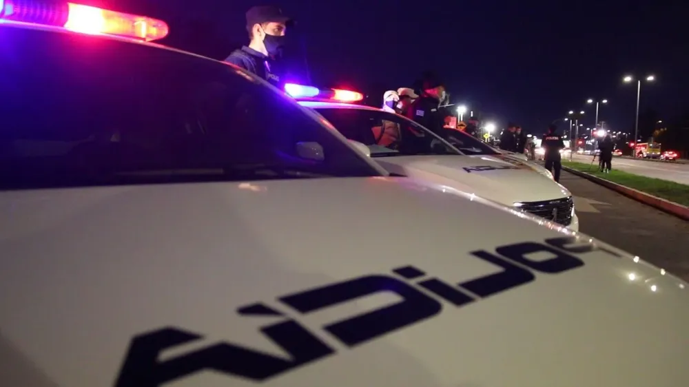 La policía encontró a los tres hombres al ingresar al hogar, con permiso del propietario del lugar, quien también denunció los hechos