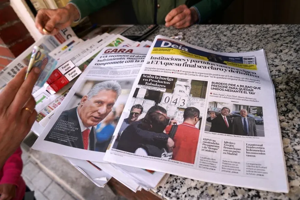 Diario en un quiosco de Portugalete muestra en la portada la declaración del grupo separatista vasco ETA