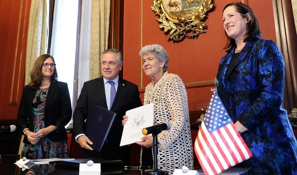La firma del acuerdo se realizó en el Palacio Santos