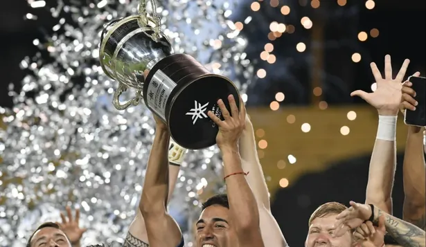 Federico Pereira levantó la copa de campeón como capitán de Liverpool