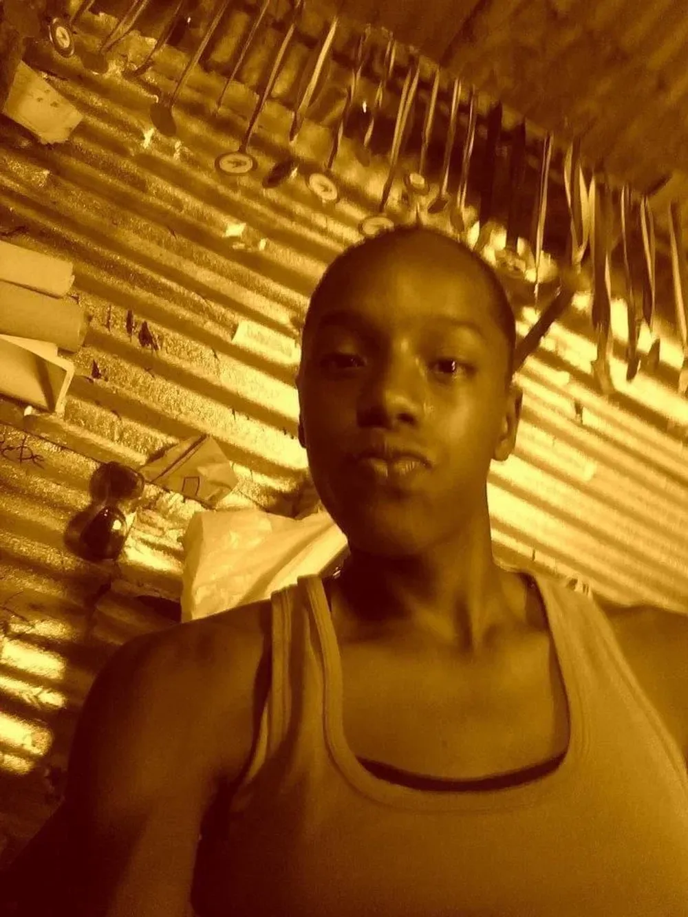 Yulimar Rojas muestra cómo colgaban de las vigas del techo de su humilde casa las medallas que ella ganaba