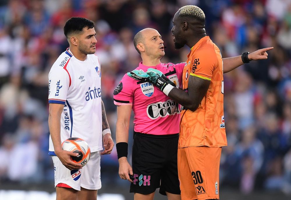 El golero Juan Moreno intenta distraer a Maxi Gómez y el árbitro Javier Burgos manda al colombiano a su arco El golero Juan Moreno intenta distraer a Maxi Gómez y el árbitro Javier Burgos manda al colombiano a su arco