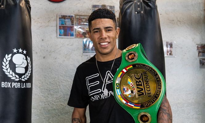 Se probó en Nacional, cambió fútbol por boxeo, lo incorporó River Boxing Team, sueña con ser campeón mundial y el sábado defiende su título continental: la historia de Javier Cardozo