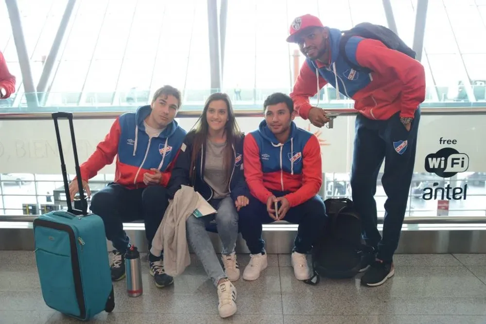 Rafa García, Viudez y Mejía junto a una aficionada tricolor