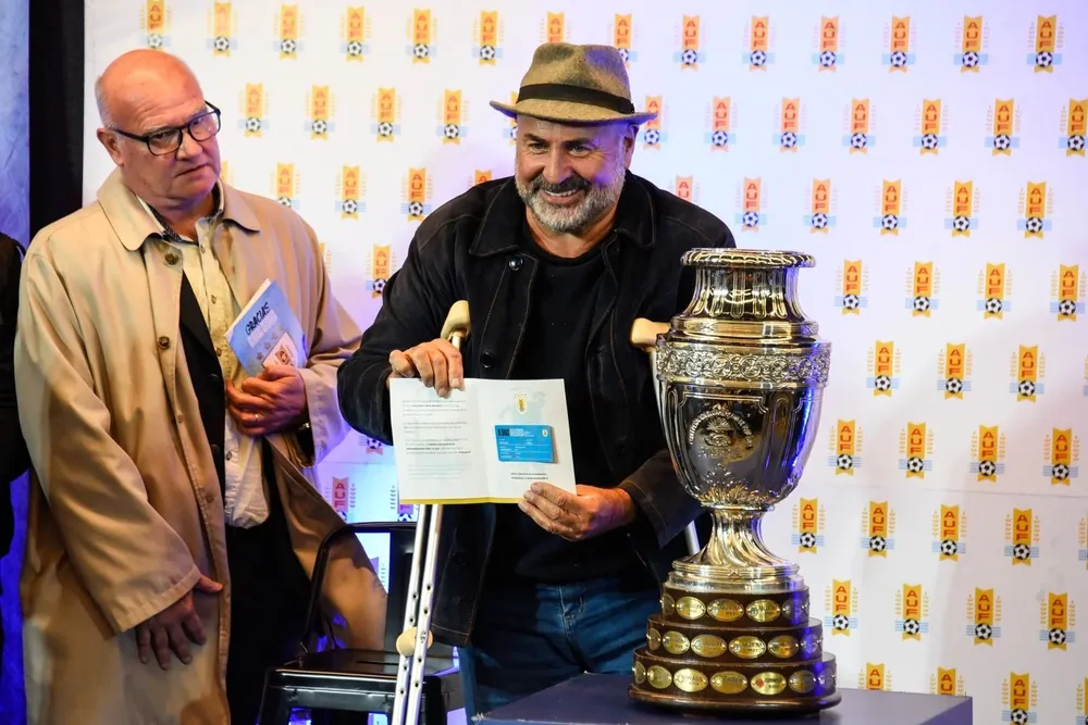 Enrique Peña, de muletas, recibió su reconocimiento; a su lado, Gonzalo Díaz