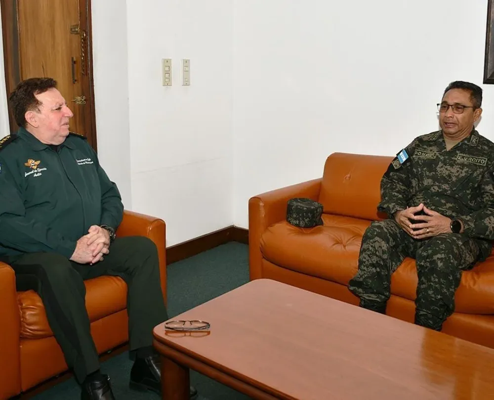 El coronel Ponce Martínez (der.) será puesto a disposición de la Justicia, según informó el Ejército hondureño.