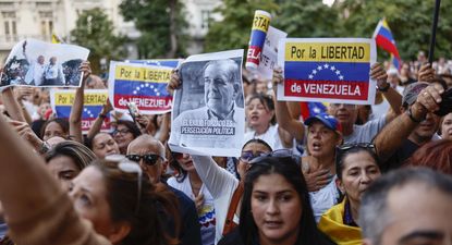 Cientos de personas participan en una concentración convocada en la Plaza de las Cortes en Madrid.