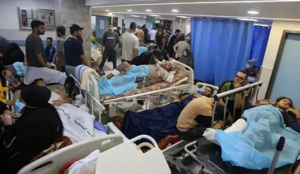 La OMS detalla que el agua potable y la comida escasean y que “en el servicio de urgencias hay cientos de heridos y que cada minuto llegan nuevos pacientes”.