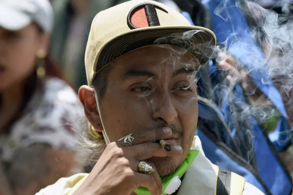 Hombre fumando marihuana en una de las manifestaciones para la legalización de la marihuana