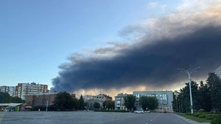 Una larga columna de humo fue vista Kremenchuk tras unos ataques del 19 de agosto.