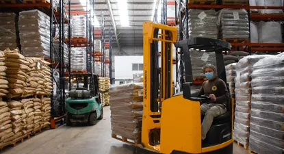 Se necesita cada vez menos personal y horas trabajadas para producir lo mismo