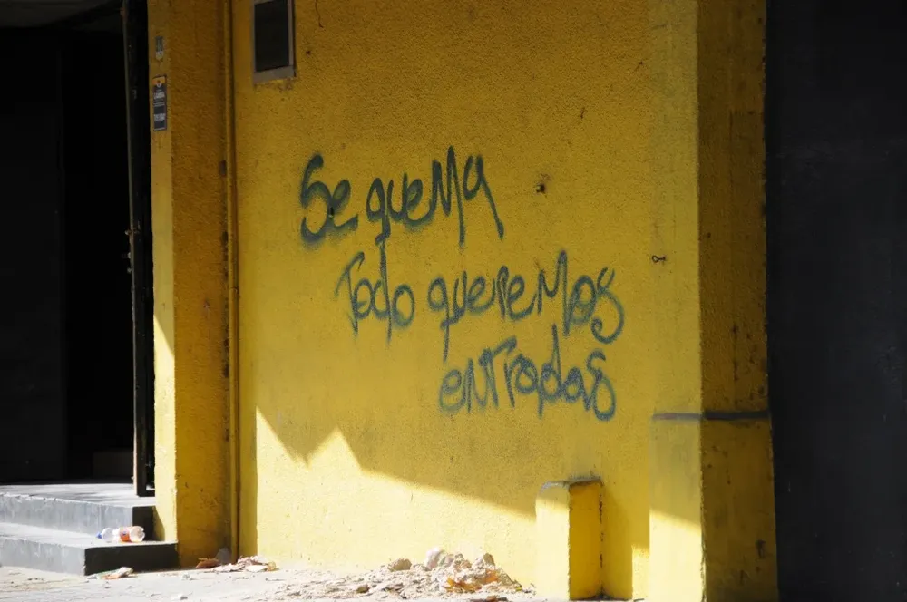 Los hinchas exigen entradas para la final y pintaron la sede