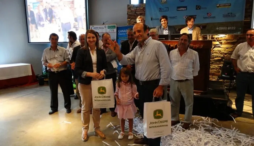 Gonzalo Indarte recibiendo la llave de uno de los tractores